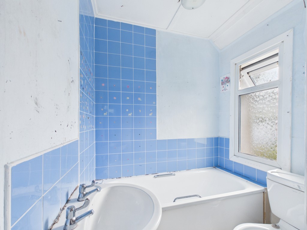 Lot: 167 - LEASEHOLD FIRST FLOOR TWO-BEDROOM FLAT WITH GARDEN - Bathroom